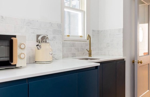 Hammersmith Broadway Apartment | Spacious 2 Bed Flat in Hammersmith