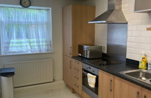 Uxbridge North Apartment | Spacious 2-bed ground floor apartment near Heathrow with free parking for 2 cars