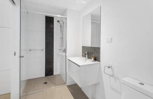 Woolloongabba Apartment | Spacious 2-Bed Unit With Balcony Next to The Gabba