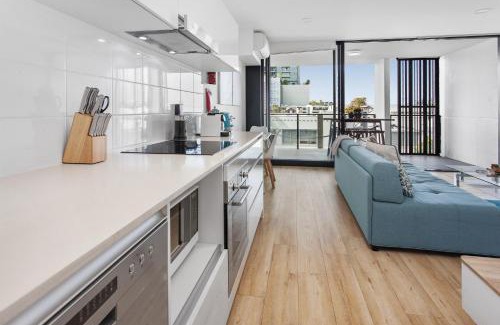 Woolloongabba Apartment | Spacious 2-Bed Unit With Balcony Next to The Gabba