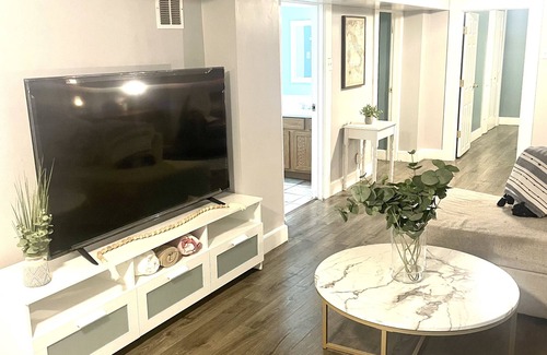 West Colfax House | Spacious 2 bedroom, 7 minutes to Downtown + Stadium, Full Kitchen