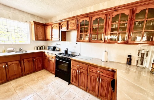 Salt Gut Apartment | Spacious 2 Bedroom Apartment located in Boscobel, 5 minute drive to Ochi Airport
