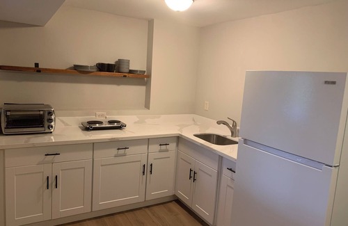 Sammamish House | Spacious 2-Bedroom Basement Suite, fully furnished.