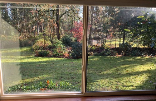 Sammamish House | Spacious 2-Bedroom Basement Suite, fully furnished.