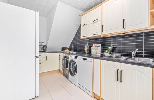 Coatbridge House | Spacious 2-Bedroom Home with Private Driveway | Ideal for Long Stays