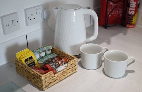 Portsmouth Apartment | *Spacious 2 Bedroom, 2 Bathroom Flat with Parking*