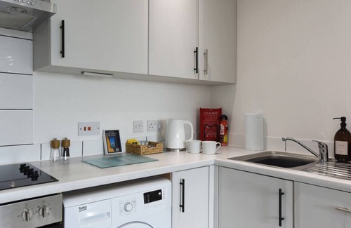 Portsmouth Apartment | *Spacious 2 Bedroom, 2 Bathroom Flat with Parking*