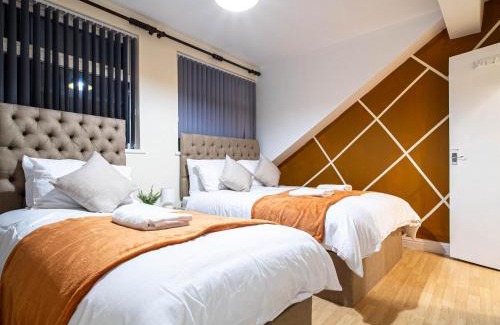 Leeds Apartment | Spacious 2 Bedroom House Near Leeds City Sleeps 6 Free Parking