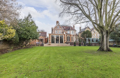 Eltham Apartment | Spacious 2 BR Penthouse, private roof terrace