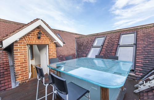 Eltham Apartment | Spacious 2 BR Penthouse, private roof terrace
