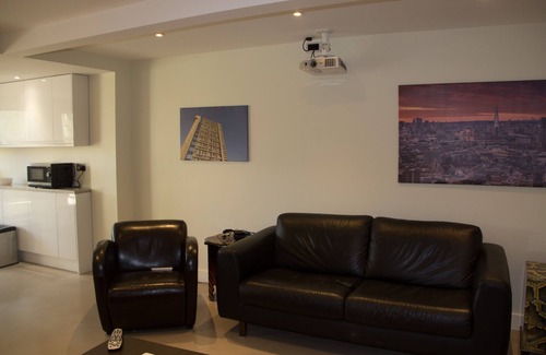 Brondesbury Park Apartment | Spacious 2 double bedroom garden flat in Queens Park, London zone 2