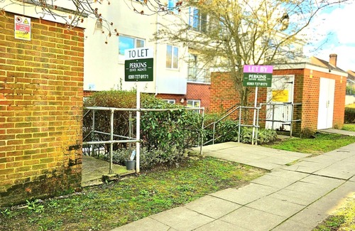 Barnhill Apartment | Spacious 2B Apartment in Wembley with parking