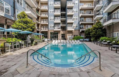 Cherry Apartment | Spacious 2BD - 5 Min DT, Gym, Parking, W-D - Sleep 12