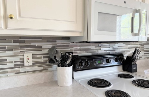 Huntcliff House | Spacious 2bed + 2bath Townhome - Minutes to Fort Jackson - King Bed