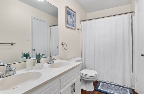Hopewell House | Spacious 2BR 1.5 Bath townhouse