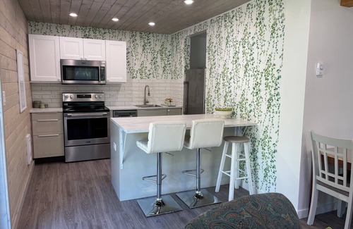 Sooke Cottage | Spacious 2BR Cottage on Waterfront Property with Beach Access - Sleeps 6