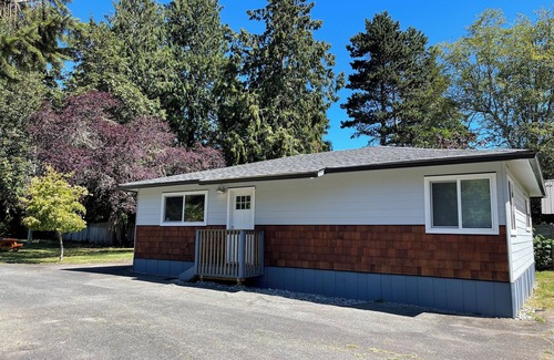 Sooke Cottage | Spacious 2BR Cottage on Waterfront Property with Beach Access - Sleeps 6
