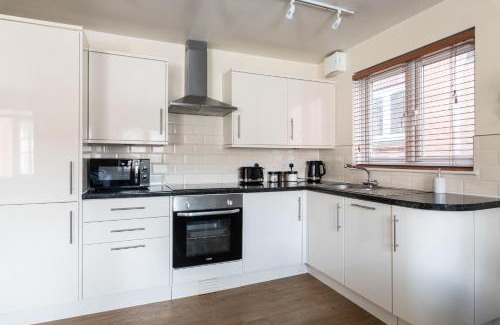 Crawley Apartment | Spacious 2BR Flat - 2 Free Parking Spaces - Near LGW Airport