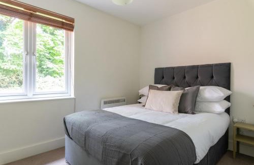 Crawley Apartment | Spacious 2BR Flat - 2 Free Parking Spaces - Near LGW Airport