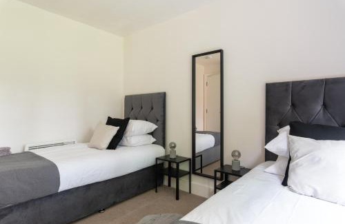 Crawley Apartment | Spacious 2BR Flat - 2 Free Parking Spaces - Near LGW Airport