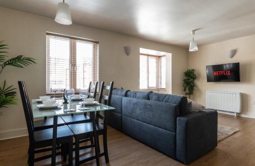 Crawley Apartment | Spacious 2BR Flat - 2 Free Parking Spaces - Near LGW Airport