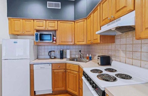 Rittenhouse Row Apartment | Spacious 2BR Gem | Prime Rittenhouse Area