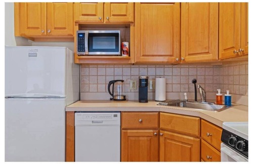Rittenhouse Row Apartment | Spacious 2BR Gem | Prime Rittenhouse Area