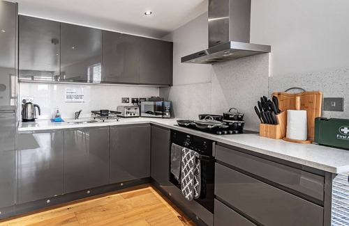 Camberley Apartment | Spacious 2BR in Surrey | Pet-Friendly, Netflix, Parking