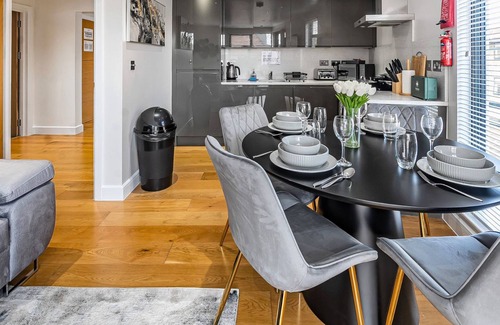 Camberley Apartment | Spacious 2BR in Surrey | Pet-Friendly, Netflix, Parking