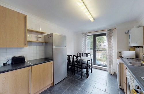 Evelyn Apartment | Spacious 2BR London Flat Near Deptford Park and Surrey Quays Tube Station