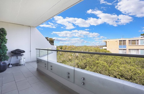 Waverton Apartment | Spacious 2BR luxe Waverton Village apartment w/harbour glimpses