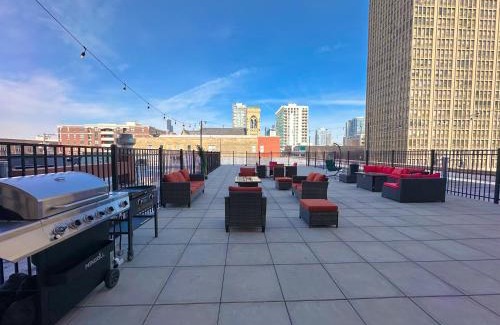 Near South Side Apartment | Spacious 2BR South Loop Suite with Skyline View, Optional Parking and Gym Access Close to McCormick Place, Grant Park, Museum Campus & CTA Lines