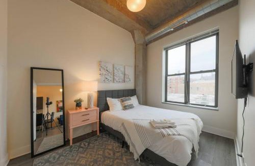 Near South Side Apartment | Spacious 2BR South Loop Suite with Skyline View, Optional Parking and Gym Access Close to McCormick Place, Grant Park, Museum Campus & CTA Lines