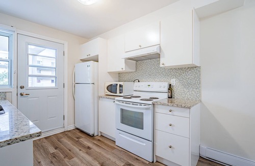 Montreal Apartment | Spacious 3 bdr apartment , Free parking