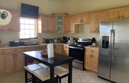 Estate Strawberry Hill House | Spacious 3-Bed 2-Bath Fully Air Conditioned Home