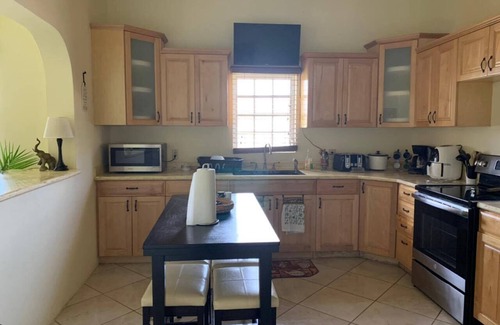 Estate Strawberry Hill House | Spacious 3-Bed 2-Bath Fully Air Conditioned Home