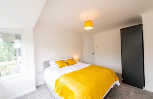 Hunts Cross House | Spacious 3-Bed by Beatles Attractions & Transport