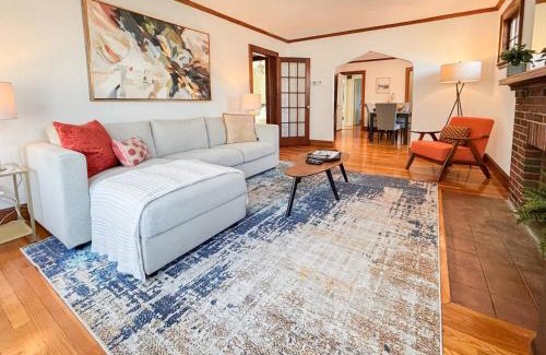 Commonwealth House | Spacious 3 Bed, In Unit Laundry, Central Air