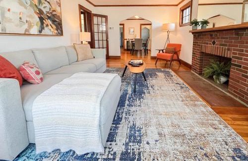 Commonwealth House | Spacious 3 Bed, In Unit Laundry, Central Air
