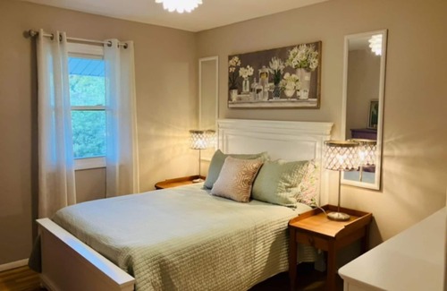 Saratoga Springs House | Spacious 3-bedroom apartment in Saratoga Springs Off Street Parking & Central AC