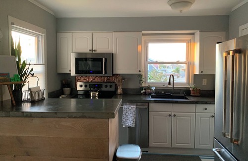 Long Beach Apartment | Spacious 3-bedroom apartment with WiFi, AC in brilliant Long Beach