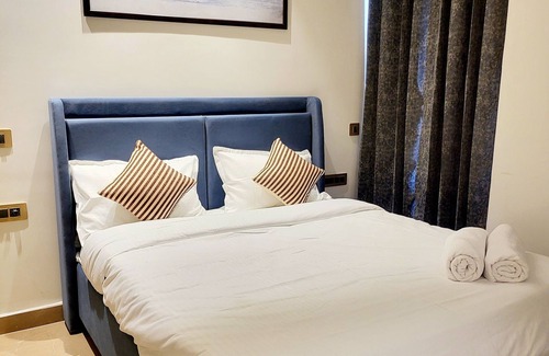 Gurugram Apartment | Spacious 3-bedroom apartment with WiFi, AC in brilliant Gurugram