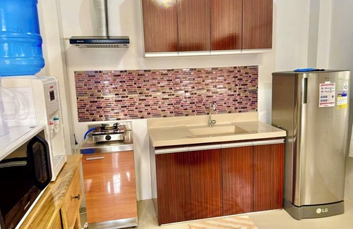 Dauis House | Spacious 3-bedroom bungalow with AC, WiFi and pool access in a fenced community.