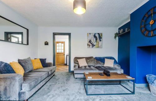 Leeds House | Spacious 3 bedroom close to Leeds city centre with parking - Short Stay Leeds