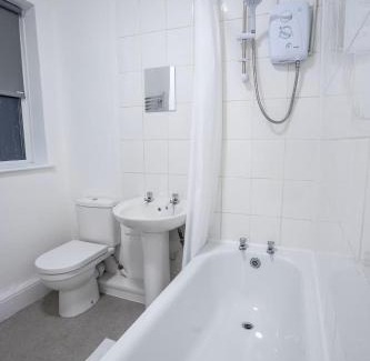 Staple Hill Apartment | Spacious 3-Bedroom Flat,-Free Parking & Wifi, Sleeps 10