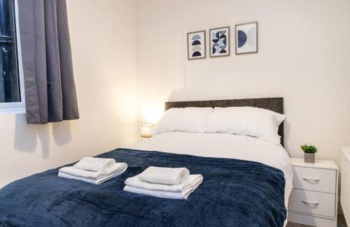 Staple Hill Apartment | Spacious 3-Bedroom Flat,-Free Parking & Wifi, Sleeps 10