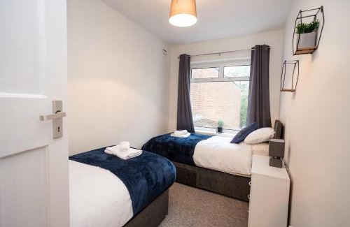 Staple Hill Apartment | Spacious 3-Bedroom Flat,-Free Parking & Wifi, Sleeps 10
