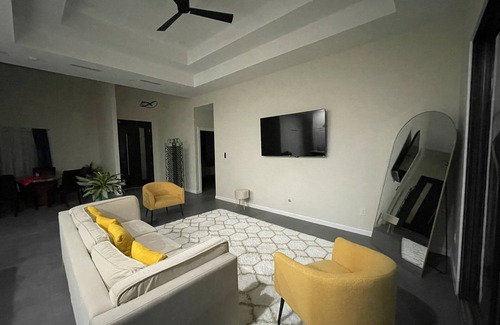 Brownsville House | Spacious 3-Bedroom Home with Large Backyard – Perfect for Families & Gatherings!
