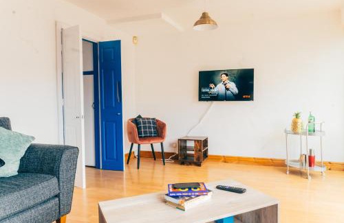 Penarth House | Spacious 3 Bedroom House - Sleeps 5 - Free Parking - By EKLIVING LUXE Short Lets & Serviced Accommodation