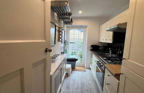 Haringey Apartment | Spacious 3-Bedroom Luxury Home with Garden – North London Retreat